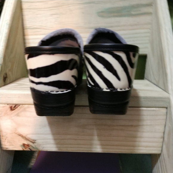 SOLD🦓🦓•Dansko🦓 Women's Clogs Size 37 Designer Zebra Stripes🦓 Patent Leather. - Picture 9 of 12